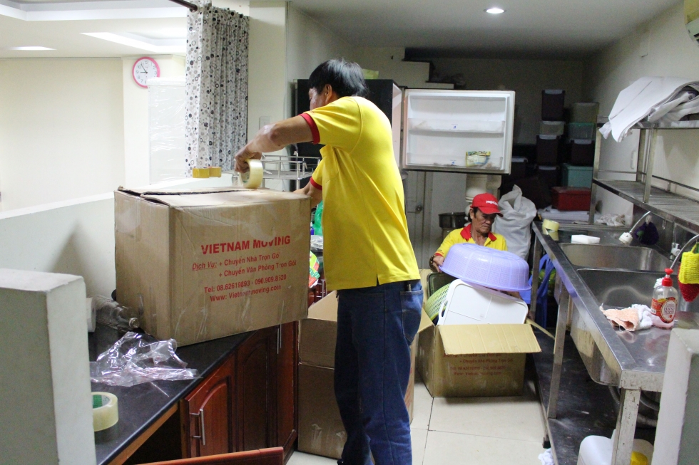 Nhân viên cung cấp dịch vụ chuyển văn phòng trọn gói TPHCM tại Vietnam Moving