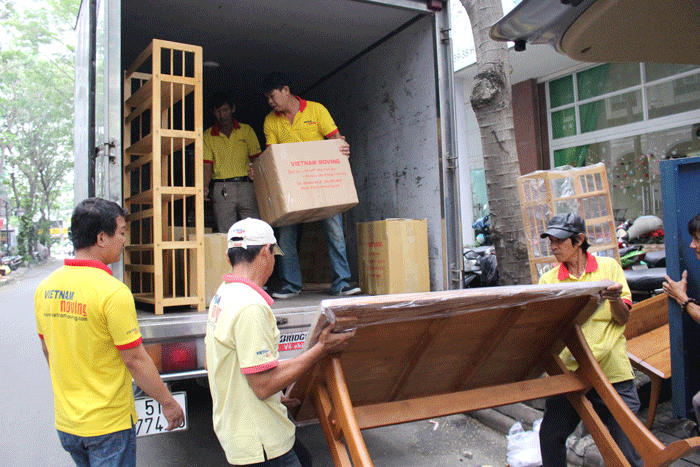 Nhân viên cung cấp dịch vụ chuyển nhà trọn gói tại Vietnam Moving